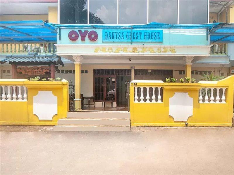 Oyo 2256 Danysa Guesthouse Джакарта Екстериор снимка
