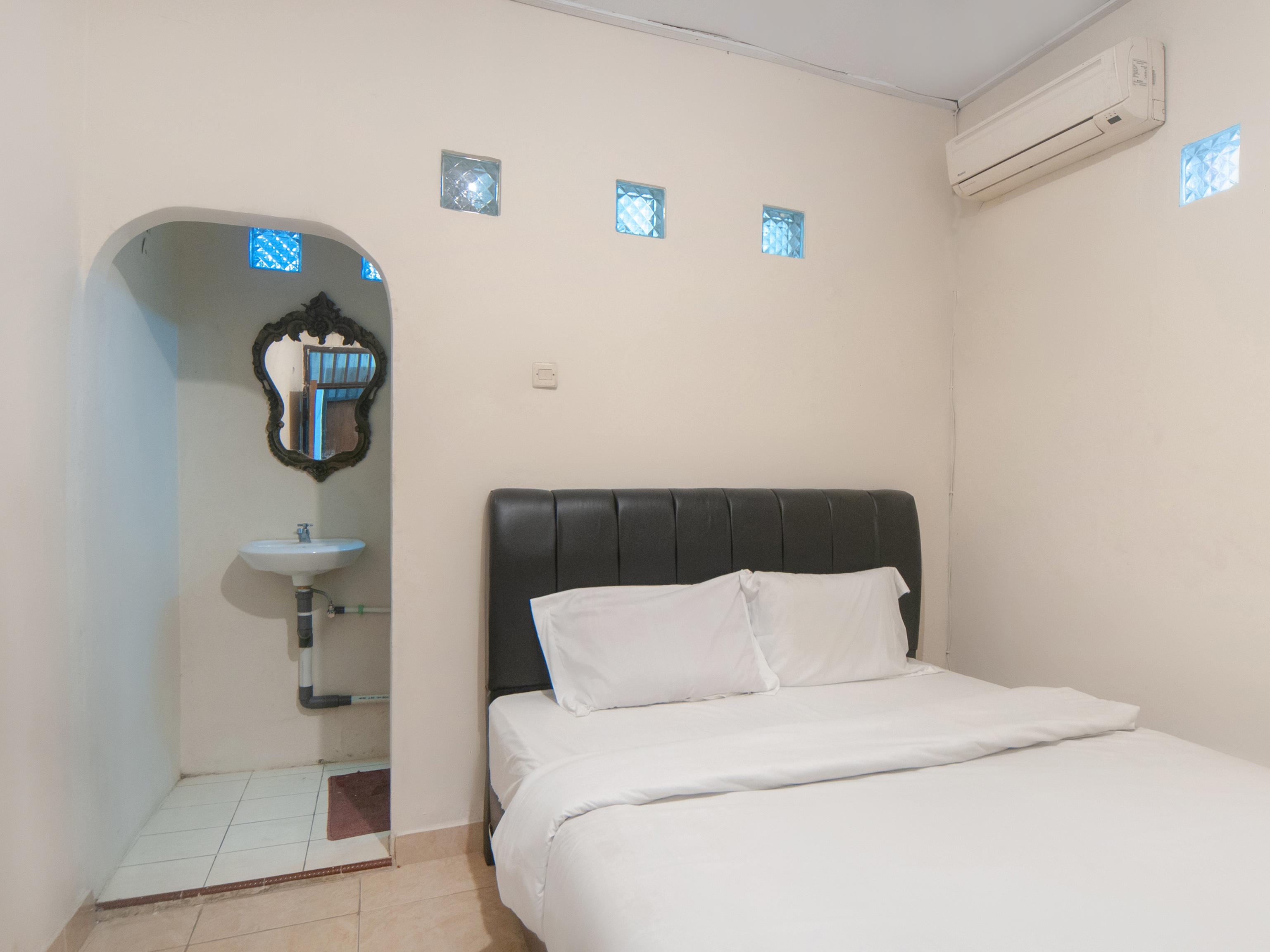 Oyo 2256 Danysa Guesthouse Джакарта Екстериор снимка