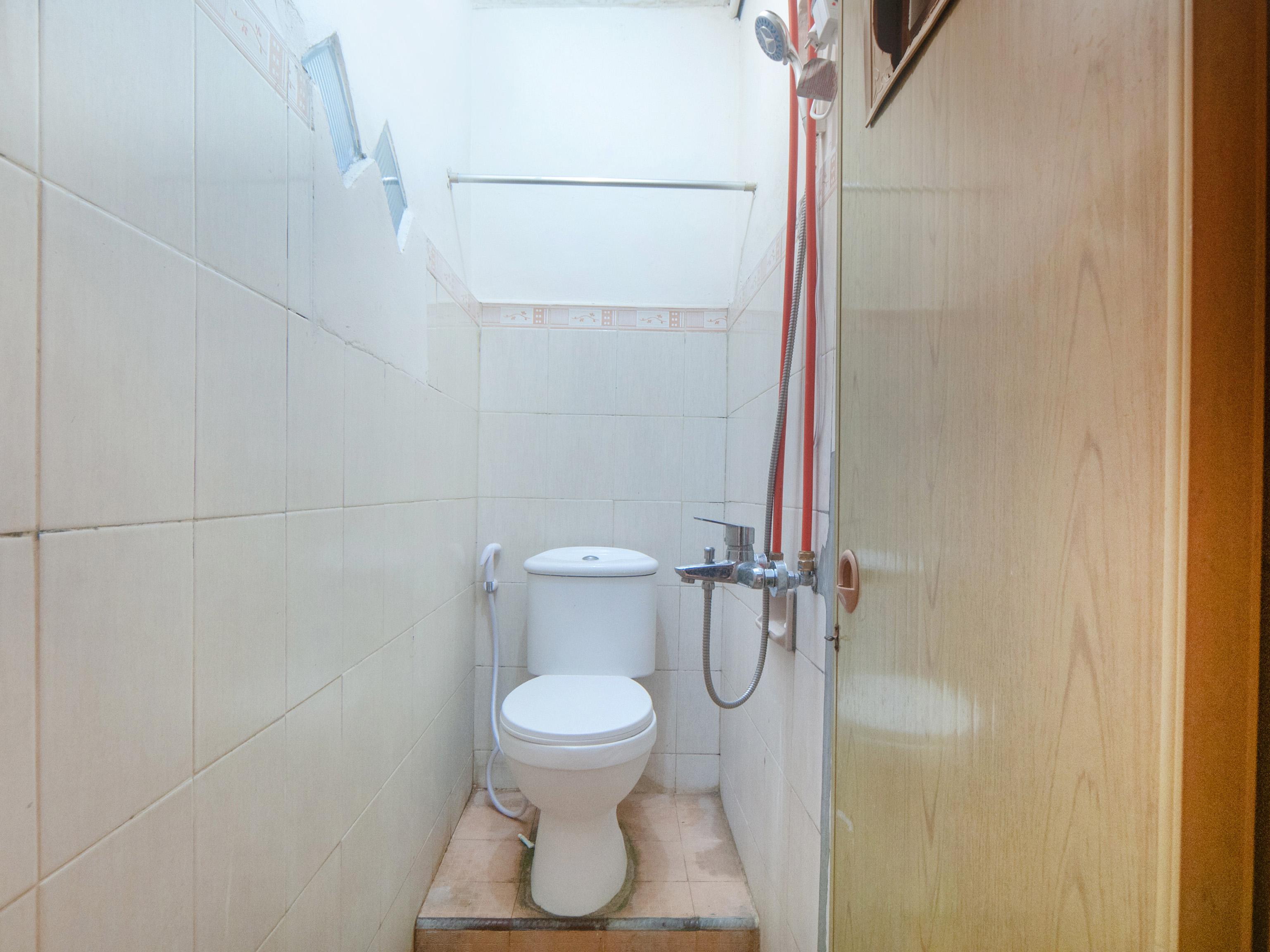 Oyo 2256 Danysa Guesthouse Джакарта Екстериор снимка