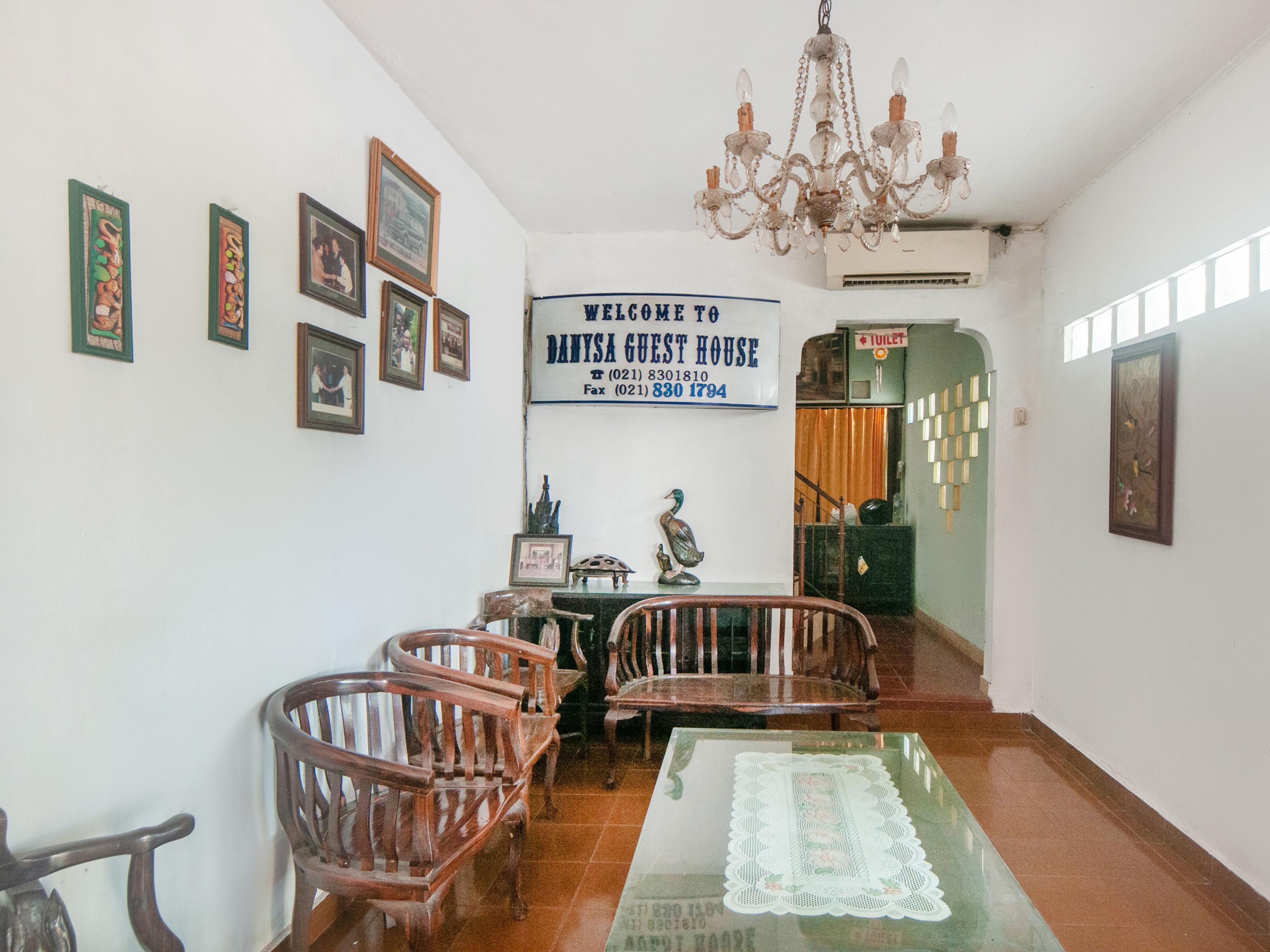 Oyo 2256 Danysa Guesthouse Джакарта Екстериор снимка