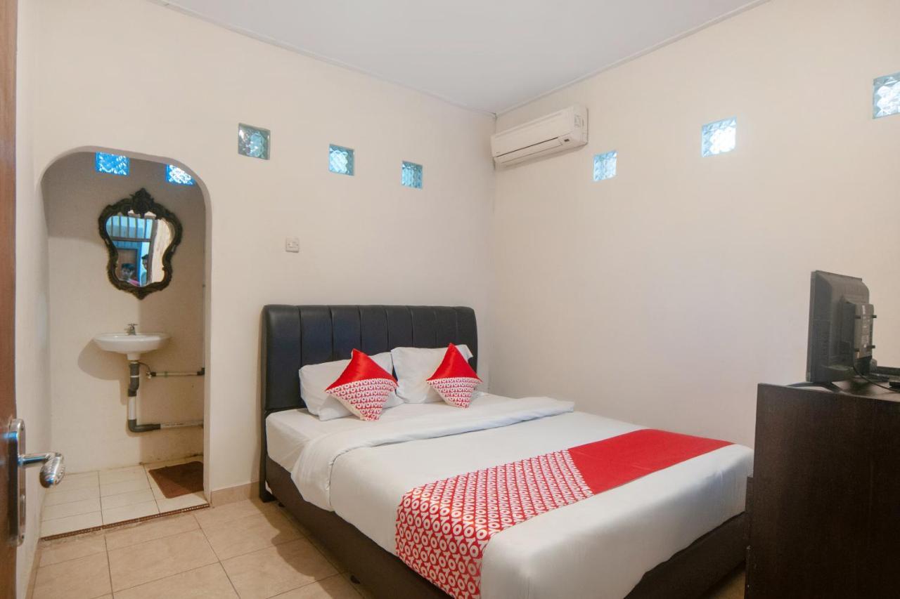 Oyo 2256 Danysa Guesthouse Джакарта Екстериор снимка